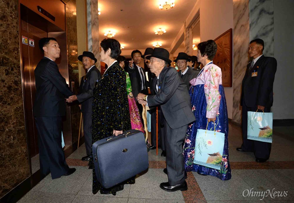  21일 강원도 고성 금강산에서 열린 제20차 남북이산가족상봉 개별상봉을 위해 북측 가족들이 금강산호텔로 들어서고 있다. 