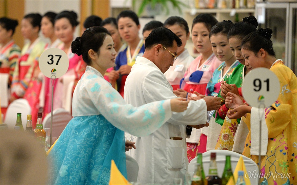 21일 강원도 고성 금강산에서 열린 제20차 남북이산가족상봉 공동중식을 위해 북측 접대원들이 위생소독을 하고 있다.