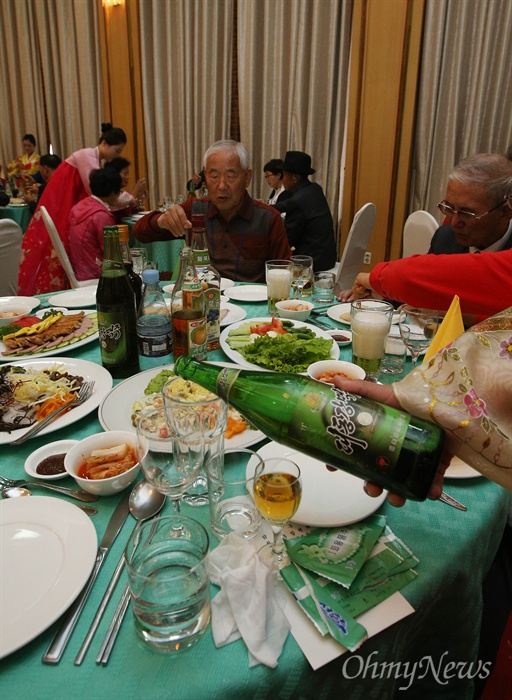  제20차 이산가족 상봉 1회차 3일째 낮 가족들이 강원도 고성군 금강산 호텔에서 공동중식 시간을 갖고 함께 음식을 먹고 있다.