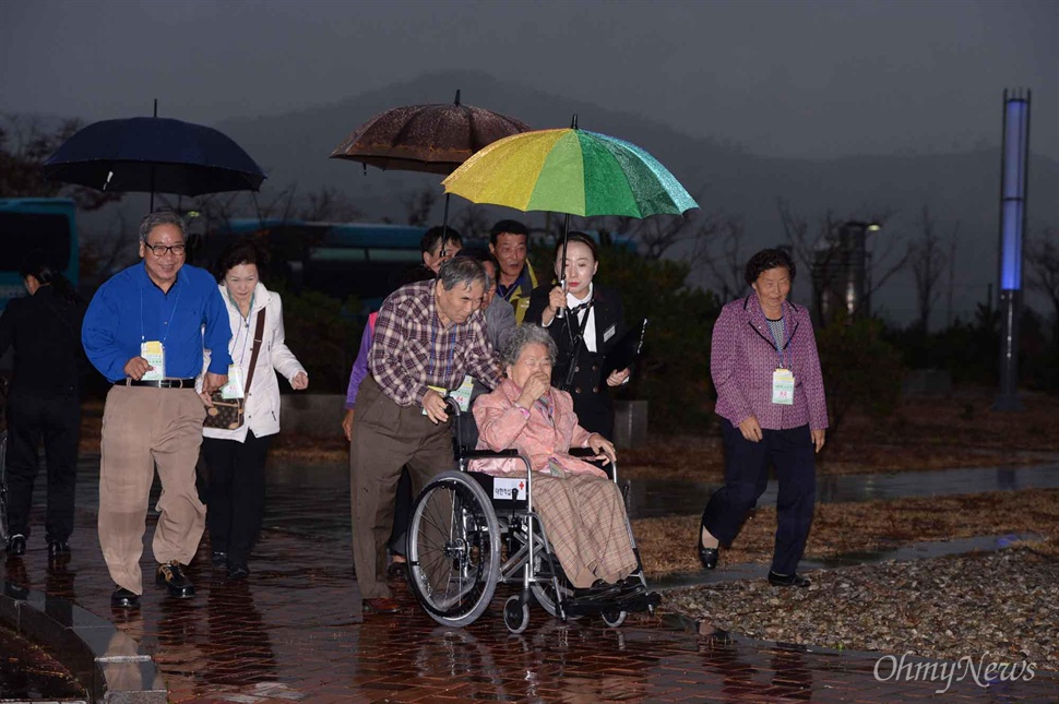  21일 강원도 고성 금강산에서 열린 제20차 남북이산가족상봉 2일차 단체상봉에서 비가 오는 가운데 남측가족들이 면회소에 들어서고 있다.