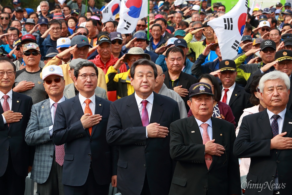  김무성 새누리당 대표가 22일 오후 서울역광장에서 고엽제전우회, 애국단체총연합회 회원들이 참여한 가운데 열린 '좌편향 역사교과서 바로잡기 국민대회'에 참석했다.