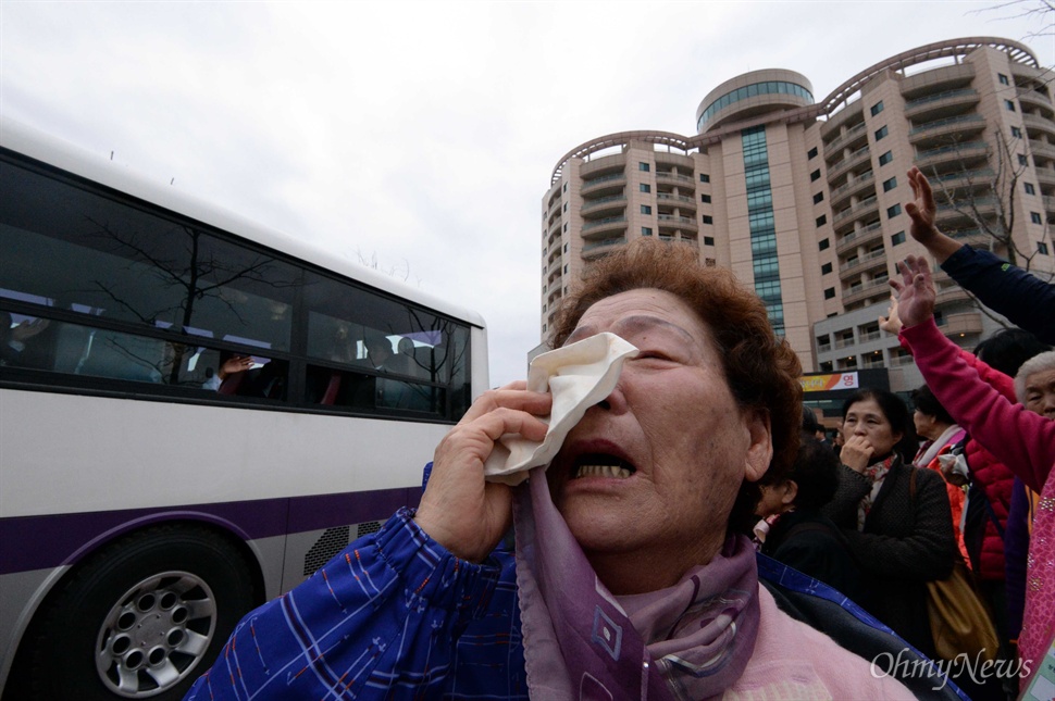  22일 강원도 고성 금강산 이산가족면회소에서 열린 제20차 남북이산가족상봉 작별상봉을 마친후 북측 가족들이 버스에 탑승한 가운데 남측 가족들이 눈물로 배웅하고 있다. 