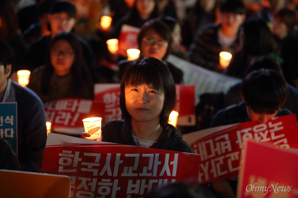  24일 오후 서울 청계광장 부근에서 역사교과서 국정화 반대 범국민촛불문화제가 열렸다.
