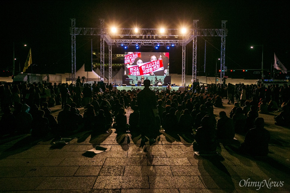  27일 오후 서울 광화문광장에서 역사교과서 국정화 반대 결의대회 및 시민사회 문화제가 열리고 있다. 
