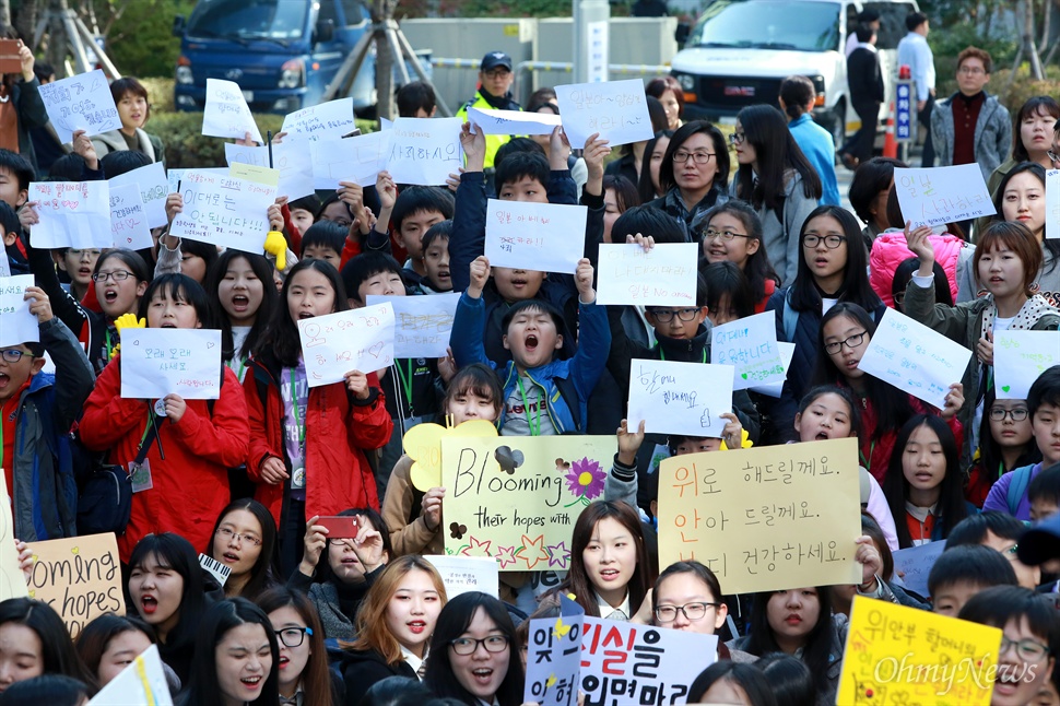 또랑또랑한 학생들의 함성 28일 오후 서울 중화동 일본대사관앞에서 열린 '일본군위안부 문제 해결을 위한 1202차 수요집회'에 참석한 초중고 학생들이 각자 준비해온 손피켓을 들고 함성을 외치고 있다.
