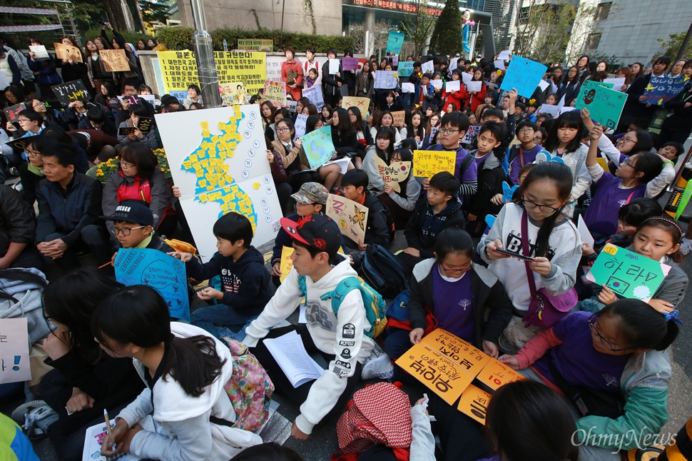 1202번째 일본대사관앞 수요집회 28일 오후 서울 중화동 일본대사관앞에서 일본군위안부 문제 해결을 위한 1202차 수요집회가 초-중-고-대학생과 시민들이 참석한 가운데 열리고 있다.