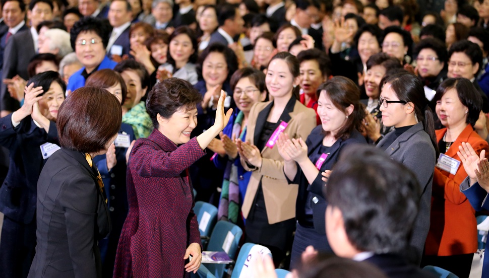  박근혜 대통령이 29일 이화여대에서 통일을 주제로 열린 제50회 전국여성대회에 참석하며 손을 흔들고 있다.