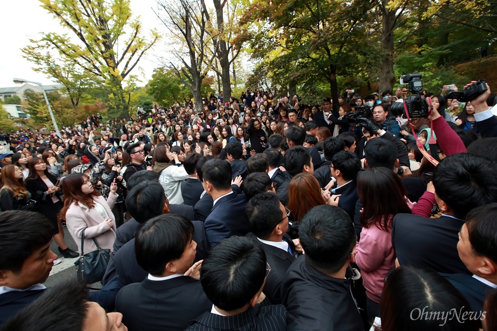 이대 교정에 대거 투입된 사복경찰들 29일 오후 서울 이화여대 대강당에서 열리는 전국여성대회에 박근혜 대통령이 축사를 위해 방문하는 가운데, 역사교과서 국정화와 쉬운해고 등 노동개악에 반대하는 이대생들이 방문반대 시위를 벌였다. 학생들이 대통령에게 자신들의 의사를 전달하겠다며 대강당으로 이동하는 과정에서 저지하는 사복경찰들과 학내 곳곳에서 충돌이 벌어져 일부 학생들이 넘어져 부상을 당하기도 했다.