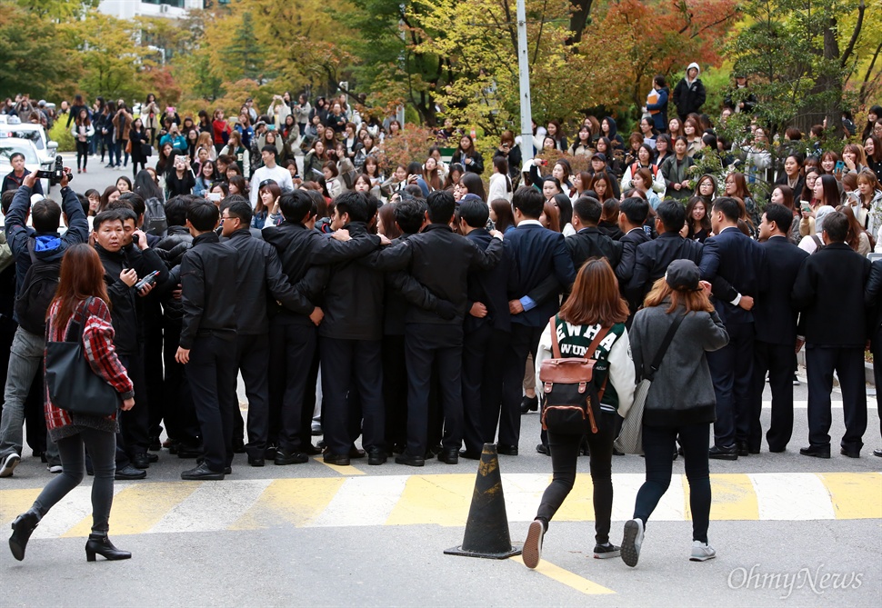 스크럼 짠 사복경찰들 29일 오후 서울 이화여대 대강당에서 열리는 전국여성대회에 박근혜 대통령이 축사를 위해 방문하는 가운데, 역사교과서 국정화와 쉬운해고 등 노동개악에 반대하는 이대생들이 방문반대 시위를 벌였다. 학생들이 대통령에게 자신들의 의사를 전달하겠다며 대강당으로 이동하는 과정에서 저지하는 사복경찰들과 학내 곳곳에서 충돌이 벌어져 일부 학생들이 넘어져 부상을 당하기도 했다.