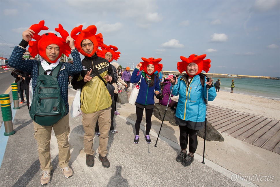  일본 돗토리현의 트레킹코스를 홍보하기 위해 2015제주올레걷기축제에 참가한 오하라 요지, 다카스카사 유코씨 등 일행이 돗토리현의 특산품인 대게 모양 모자를 쓰고 걷고 있다.