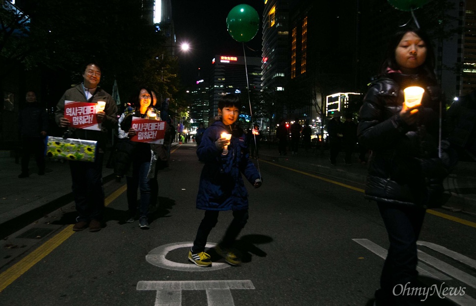 국정화 반대, 촛불들고 거리 행진 31일 오후 서울 청계광장에서 한국사교과서 국정화 저지 3차 범국민대회가 끝난 직후 거리 행진을 하고 있다. 
