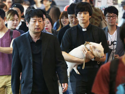 영화 <검은 사제들>의 스틸컷 영화 <검은 사제들>에 출연하여, 악과 맞서는 김윤석(왼쪽)과 강동원(오른쪽).