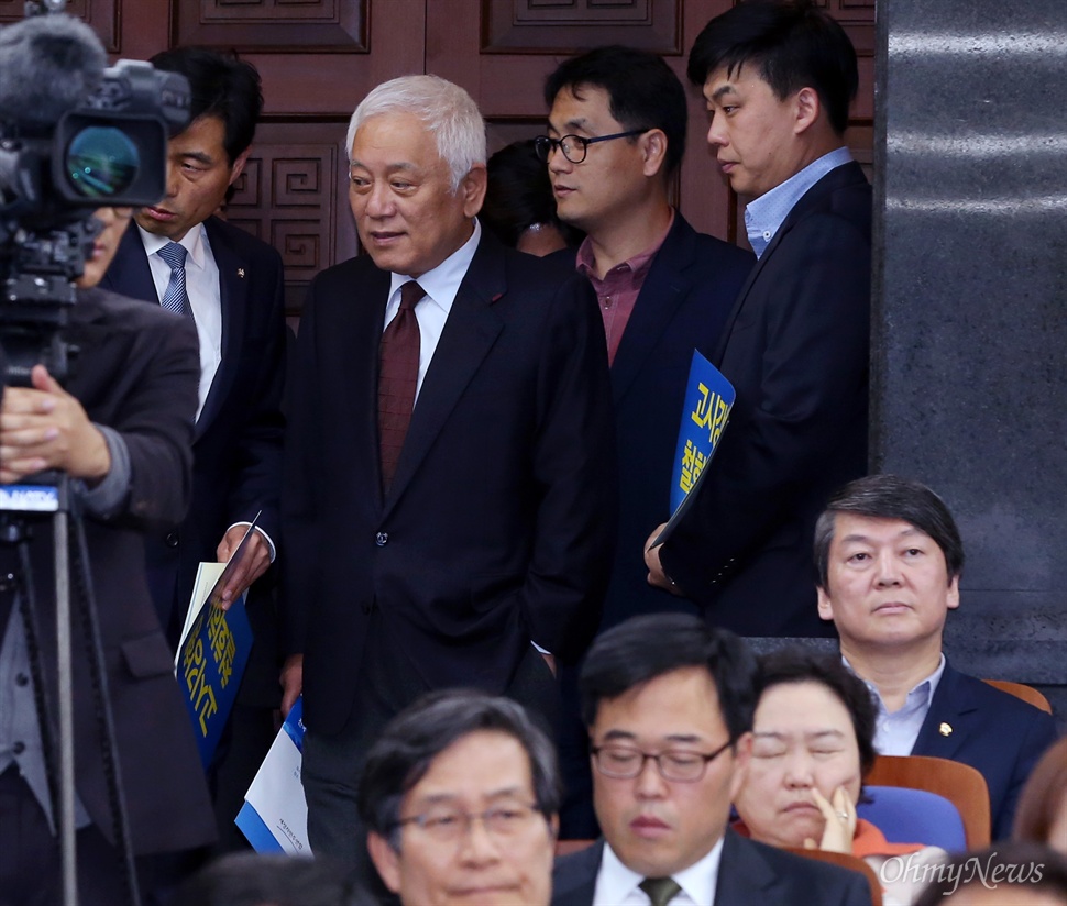 김한길·안철수도 국정화 '저지' 역사교과서 국정화 저지를 위해 5일 오후 국회에서 열린 새정치민주연합 시도당 및 지역위원장 연석회의에 김한길 전 공동대표가 참석해 안철수 전 공동대표와 스치고 있다.