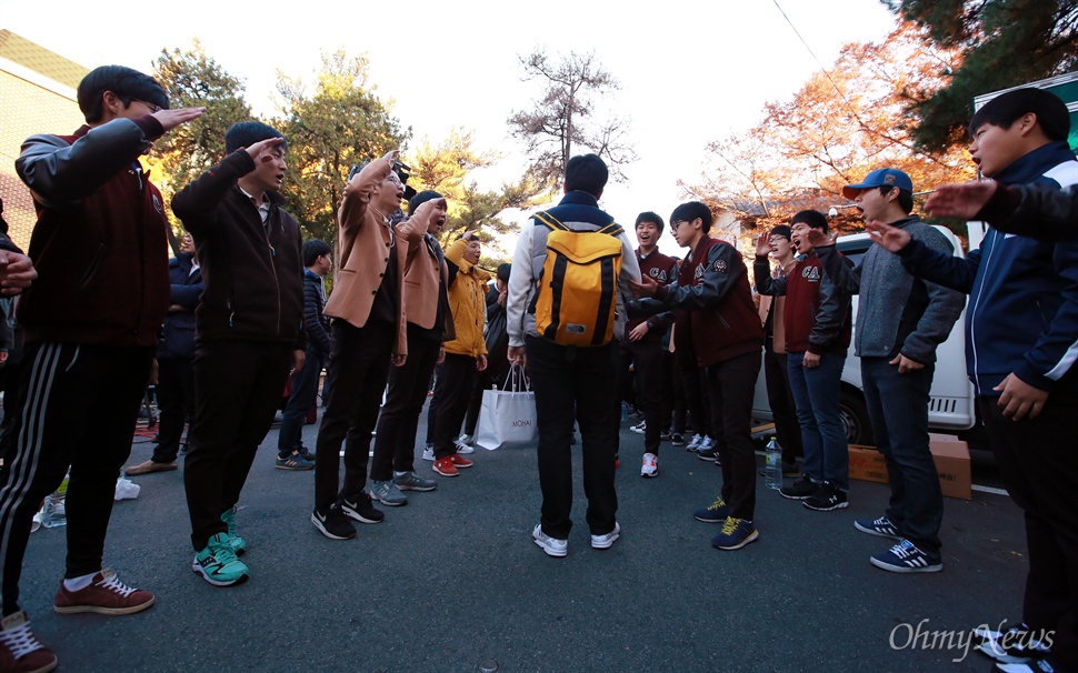 거수경례로 응원하는 후배들 2016학년도 대학수학능력시험이 치뤄지는 12일 오전 서울 청운동 경복고에서 후배들이 거수경례를 하며 수험생 선배들을 응원하고 있다.