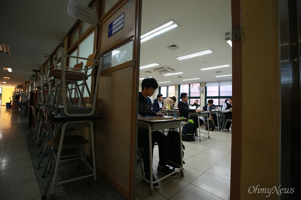 시험 시작 임박한 수능고사장 2016학년도 대학수학능력시험이 치뤄지는 12일 오전 서울 청운동 경복고에 마련된 시험장에서 수험생들이 감독관의 안내에 따라 시험 준비를 하고 있다.