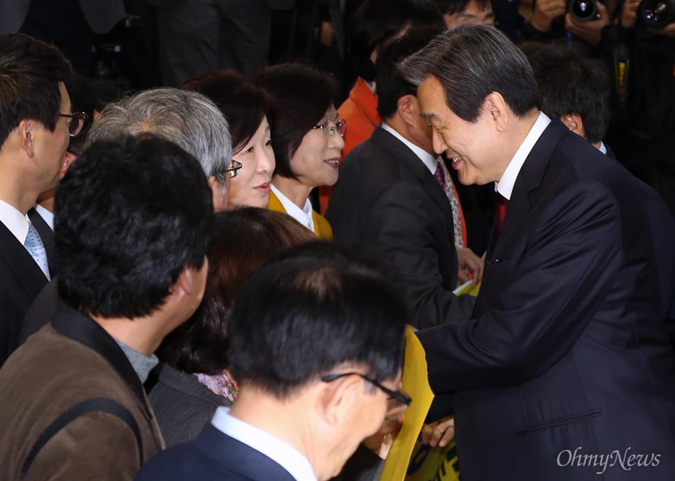 심상정 얘기 듣는 김무성 새누리당 김무성 대표가 12일 낮 국회에서 선거구획정 논의를 위한 여야 지도부 회동장으로 향하던 중, 연동형 비례대표제 도입을 촉구하는 정의당 심상정 대표 및 농어촌 선거구 축소 반대 피케팅을 하고 있는 여야 의원들과 인사하고 있다.