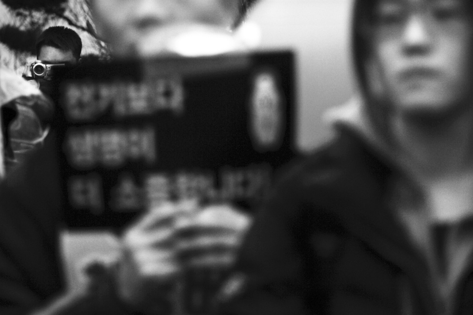 구석구석 채증 2014년 1월, 경찰이 밀양 경찰서 앞에서 진행된 경찰의 인권침해와 부당한 공권력 사용에 항의하는 기자회견에 참석한 시민들을 채증하고 있다.
