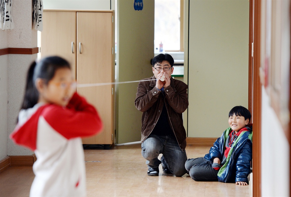  인제 초등학교 가리산 분교에 다니는 선빈이와 세욱이, 그리고 오세황 선생님. 이 셋에게 공부란 놀이고, 놀이란 곧 공부였다.