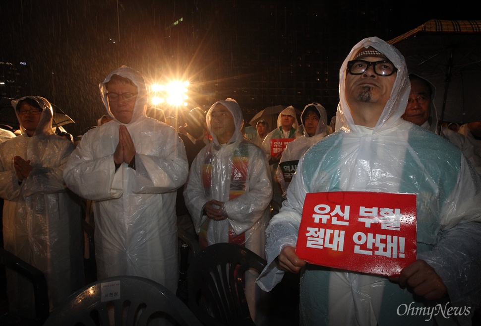 노동개악 반대 위해 기도하는 천주교정의구현사제단 천주교정의구현사제단 소속 신부와 수녀, 신자들이 16일 오후 서울 중구 서울시청광장에서 열린 '역사교과서 국정화, 노동개악 반대 비상시국기도회'에 참석해 대한민국의 민주주의와 노동자의 현실을 걱정하며 기도하고 있다.
이날 이들은 "역사교과서 국정화로 미래 세대의 역사관마저 왜곡시키려 하고 있다"며 "대통령과 정부는 오로지 유신의 부활과 권력 영구화만을 꿈꾸고 있다"고 규탄했다.