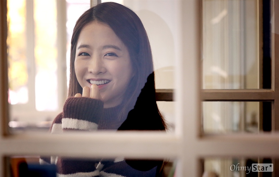  영화 <열정같은 소리하고 있네>에서 수습사원 도라희 역의 배우 박보영이 17일 오후 서울 팔판동의 한 카페에서 포즈를 취하고 있다.
