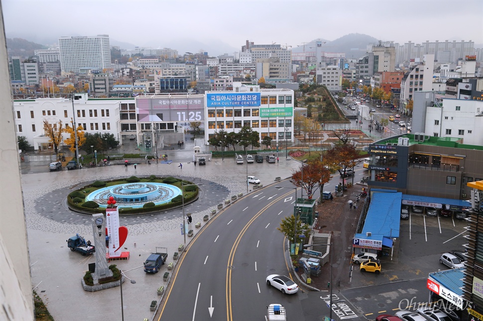  광주 동구 금남로 옛 전남도청 앞 광장. 최근 문화의 전당으로 조성된 이 건물은 5.18 광주민주화항쟁 당시 시민들이 최후까지 싸웠던 곳이다. 