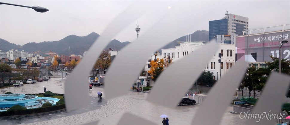  광주 동구 금남로 옛 전남도청 앞 광장. 최근 문화의 전당으로 조성된 이 건물은 5.18 광주민주화항쟁 당시 시민들이 최후까지 싸웠던 곳이다. 