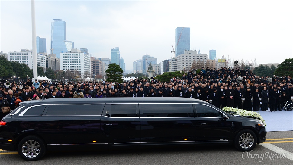  고 김영삼 전 대통령 국가장 영결식이 26일 오후 여의도 국회에서 엄수된 가운데, 운구차량이 국회 본관앞 영결식장에 도착하고 있다.