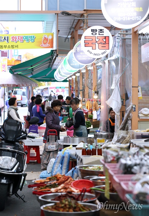  박 대통령과 대립하고 있는 유승민 전 원내대표의 지역구인 동구는 박 대통령에 보내는 신뢰와 유 전 원내대표를 향한 애증이 엇갈리고 있었다. 지난 24일 대구 동구 방촌시장에서 만난 상인들은 '박근혜와 유승민' 사이에서 곤혹스러운 표정을 지었다. 