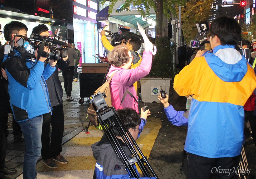  2일 저녁 부산 서면에서 열린 박근혜 정부 규탄 집회에는 참가자들이 이른바 '복면방지법'을 비판하는 의미에서 저마다 가면을 쓴 채 참석해 눈길을 끌었다. 이를 못마땅하게 지켜보던 한 노인은 우산으로 이들의 가면을 벗겨내는 등 행패를 부렸고, 종편 카메라는 이 모습을 담았다. 