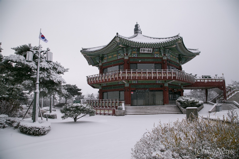 눈 덮힌 팔각정 서울에 올겨울 첫 대설주의보가 발령된 3일 오전 북악산 팔각정 일대에 눈이 쌓여 설경을 이루고 있다. 