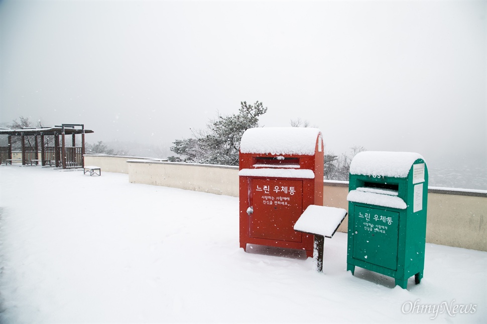  서울에 올겨울 첫 대설주의보가 발령된 3일 오전 북악산 팔각정 일대에 눈이 쌓여 설경을 이루고 있다. 