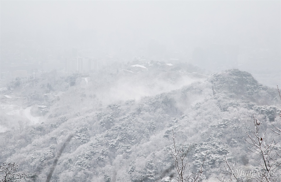 눈보라 일어나는 북악산 서울에 올겨울 첫 대설주의보가 발령된 3일 오전 북악산 팔각정 일대에 눈이 쌓여 설경을 이루고 있다. 
