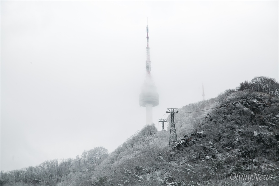 눈 구름 속 숨은 남산타워 서울에 올겨울 첫 대설주의보가 발령된 3일 오후 남산타워 일대에 눈이 쌓여 설경을 이루고 있다. 