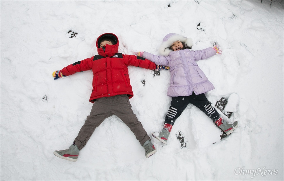 눈 밭에 뒹구는 남매 서울에 올겨울 첫 대설주의보가 발령된 3일 오후 남산타워 일대에 쌓인 눈 위로 어린이들이 뒹굴며 놀고 있다. 