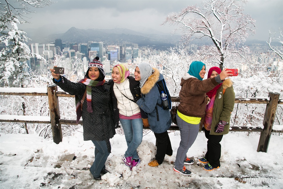 눈 구경에 신난 말레이시아 관광객 서울에 올겨울 첫 대설주의보가 발령된 3일 오후 남산타워 일대에 눈이 쌓여 설경을 이루고 있다. 