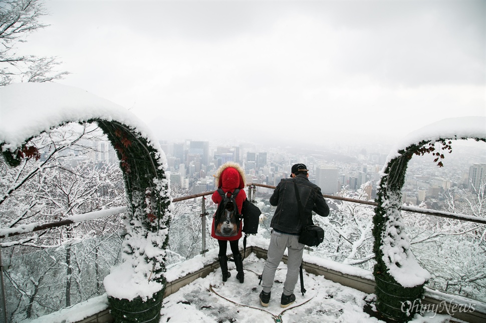  서울에 올겨울 첫 대설주의보가 발령된 3일 오후 남산타워 일대에 눈이 쌓여 설경을 이루고 있다. 
