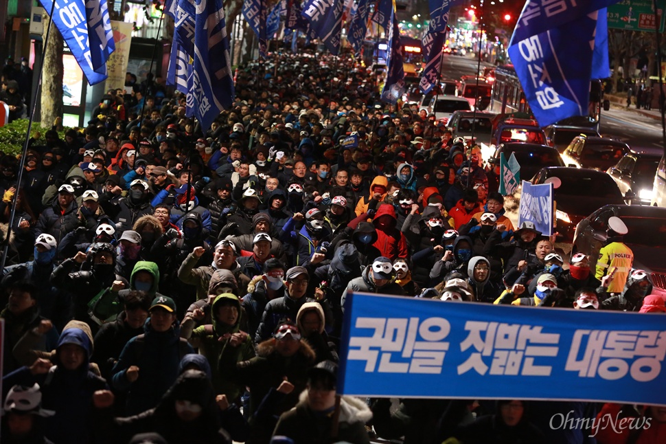 백남기 농민 만나러가는 노동자 대오 제2차 민중총궐기에 참석한 노동자들이 백남기 농민이 입원한 대학로 서울대병원까지 행진하고 있다. (2015.12.5)