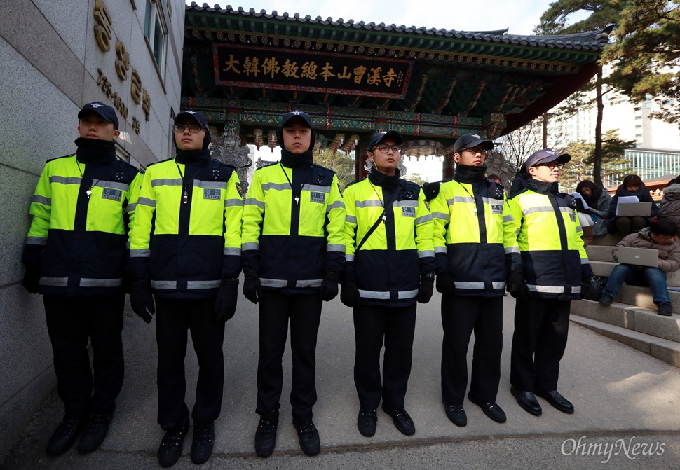  수배중인 한상균 민주노총위원장이 몸을 피하고 있는 서울 종로구 조계사 일주문앞에 경찰들이 배치되어 있다.