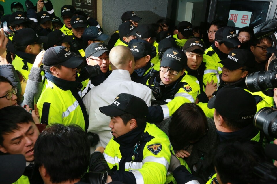  경찰이 9일 오후 서울 종로구 조계사에서 한상균 민주노총 위원장이 은신하고 있는 관음전 진입을 시도하며 이를 저지하는 스님과 신도들을 끌어내고 있다.
