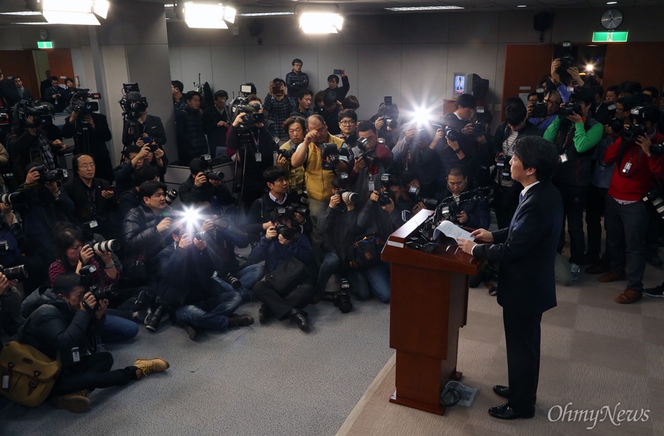 안철수 탈당 선언 "지금 야당엔 답 없다" 새정치민주연합 안철수 전 공동대표가 13일 탈당을 선언했다. 안 전 대표는 "오늘 새정치민주연합을 떠난다"며 "비상한 각오와 담대한 결단이 필요하다고 거듭거듭 간절하게 호소했지만 답은 없었다"고 말했다. 이날 국회 정론관에서 탈당 선언을 한 안 전 대표가 카메라 플래시 세례를 받고 있다. 