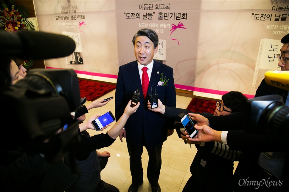  이동관 전 청와대 홍보수석이 15일 오후 서울 서초구 한 웨딩홀에서 열린 자신의 출판기념회에서 기자들의 질문에 답변하고 있다. 