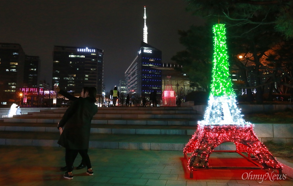  파리 에펠탑 배경으로 한 컷.