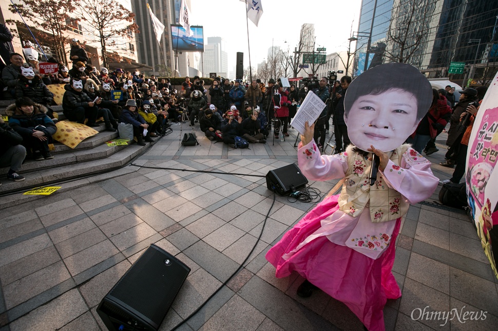  19일 오후 서울 중구 서울파이낸셜센터 앞에서 3차 민중총궐기대회 '소요문화제' 사전 행사로 '복면가왕' 대회가 열리고 있다. 