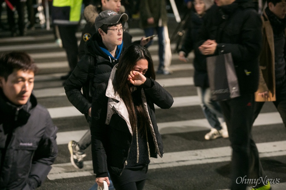 눈물 멈추지 못하는 백남기씨 딸 지난 11.14 민중총궐기대회에서 경찰의 물대포를 맞고 중태에 빠진 백남기씨의 딸 민주화씨가 19일 오후 서울 대학로 서울대병원 앞에서 열린 3차 민중총궐기 '소요문화제' 마무리행사에 참석해 시민들에게 눈물로 감사 인사말을 마친 뒤  병원으로 돌아가면서도 눈물을 멈추지 못하고 있다.