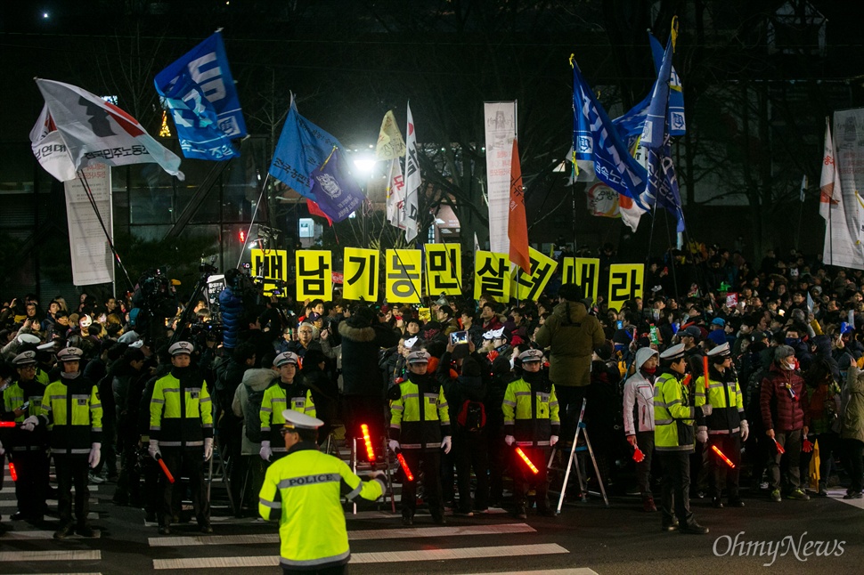 "백남기 농민 살려내라" 19일 오후 서울 대학로 서울대병원 앞에서 3차 민중총궐기대회 '소요문화제'에 참가자들 행진을 마치고 마무리집회를 하고 있다. 