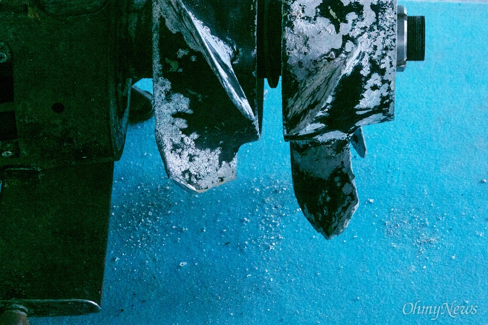  23일 오전 서울 용산구 국방부 국방부조사본부(CIC)에서 천안함침몰원인의 결정적 증거인 어뢰 추진체가 아크릴 상자로 둘러 싸여 전시되어 있다. 