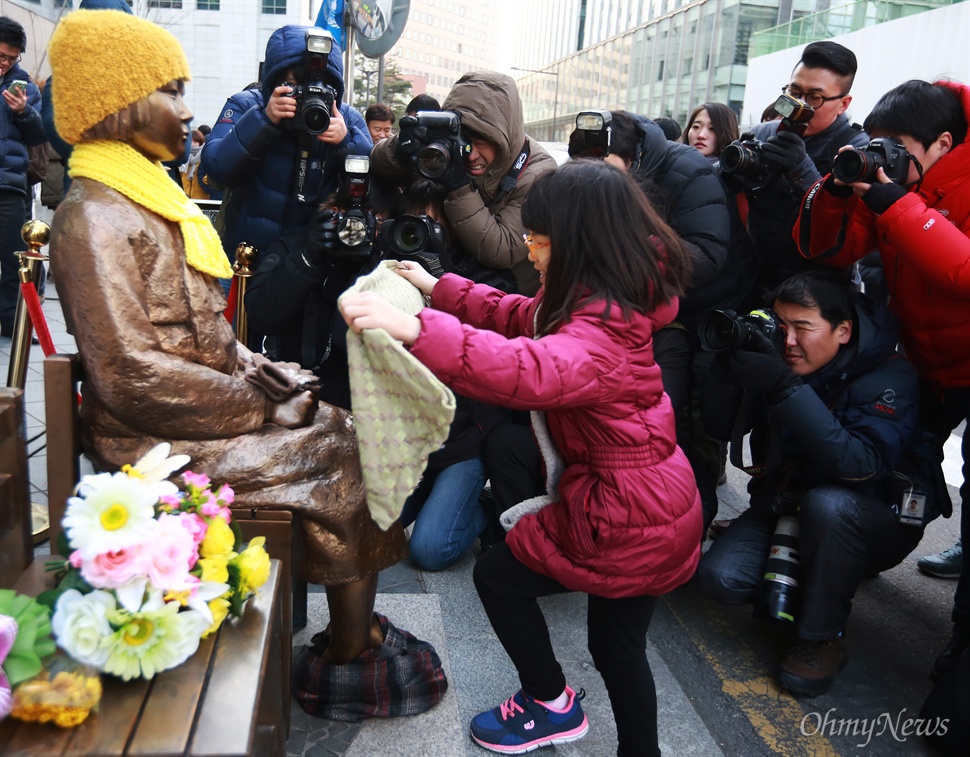 '소녀상'에 담요 덮어주는 어린이 29일 오후 서울 중학동 일본대사관앞에서 굴욕적인 한ㆍ일 협상을 규탄하고 일본군위안부 소녀상(평화비)을 지키기 위한 '제2의 굴욕적인 한일협상 온몸거부 예술행동'(제안자 가수 이광석)이 시작되었다. 이날 예술행동에는 가수 이광석, 한선희 외 평화재향군인회, 항일독립운동가단체연합회, 고등학생도 피켓을 들고 참석했다. 한 어린이가 소녀상에 담요를 덮어주고 있다.