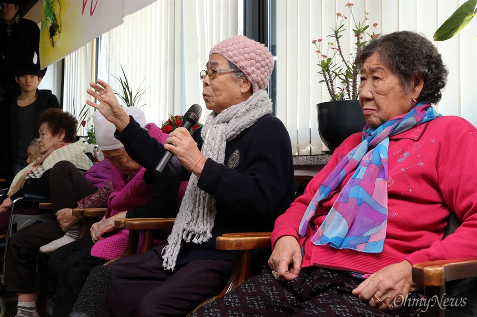  일본군 위안부 피해자인 강일출 할머니가 29일 오후 경기도 광주시 나눔의집에서 조태열 외교부 2차관을 만나고 있다.