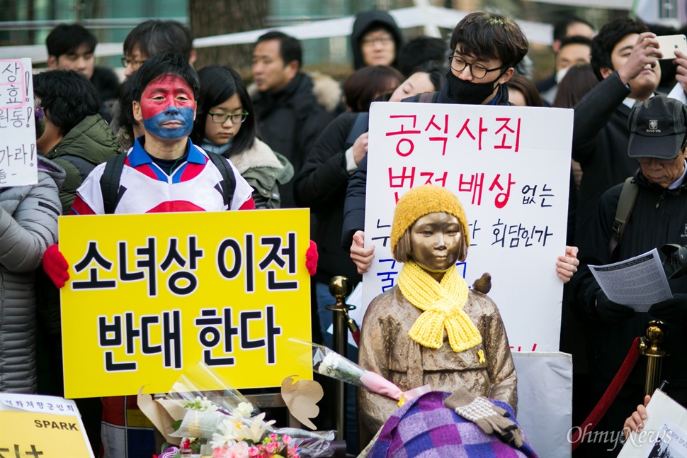  30일 오후 서울 종로구 일본대사관 앞에서 열린 일본군 위안부 피해자 추모회 및 제1211차 일본군 위안부 문제해결을 위한 정기수요집회가 열리고 있다.
