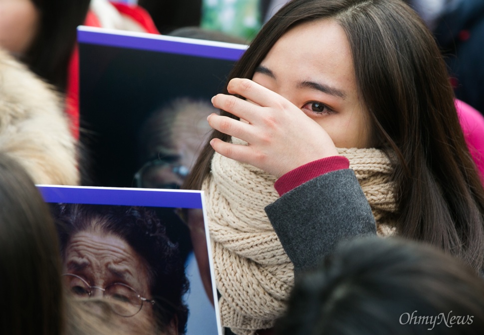  30일 오후 서울 종로구 일본대사관 앞에서 열린 일본군 위안부 피해자 추모회 및 제1211차 일본군 위안부 문제해결을 위한 정기수요집회가 열리고 있다.
